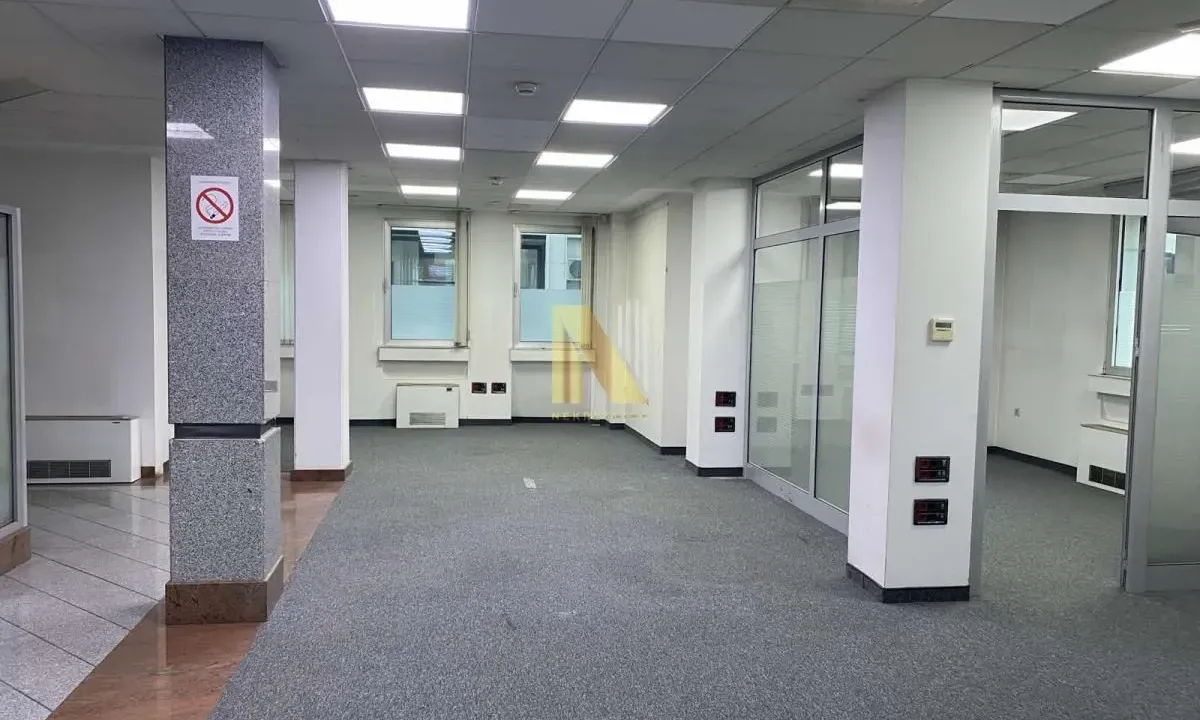 Izdavanje, poslovni prostor, 352m², Bulevar Oslobodjenja, Novi Sad Sve Podlokacije