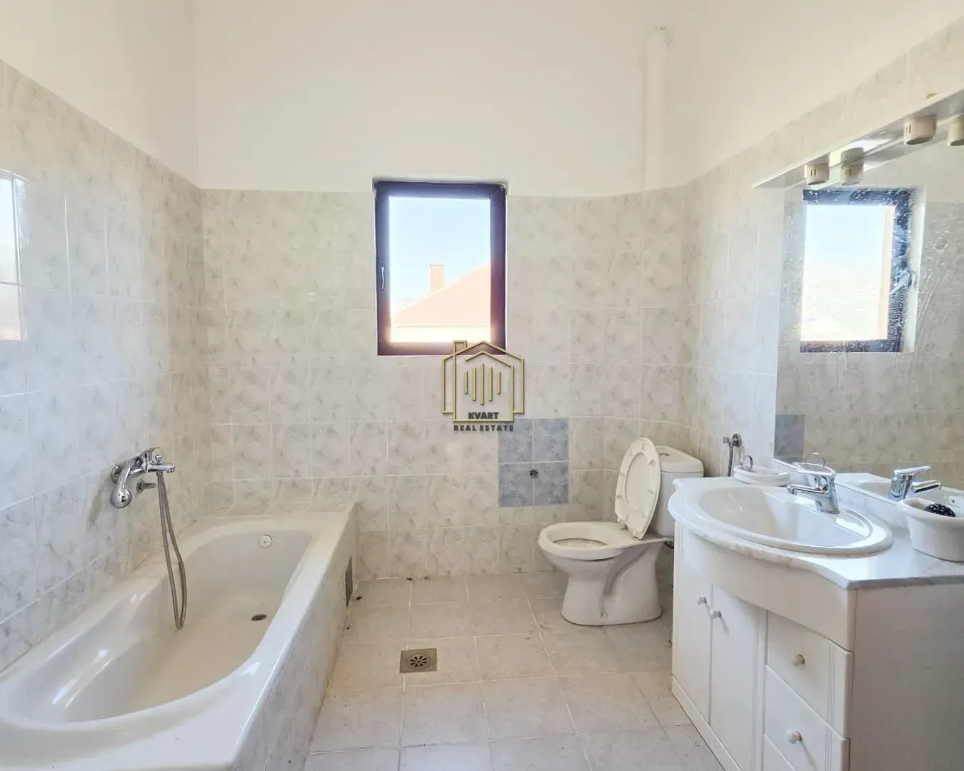 Prodaja, kuća, 350m², Zlatica, Podgorica