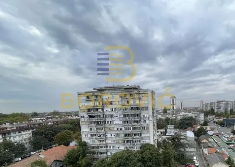 Pogled sa prozora na okolne zgrade i gradski pejzaž. - image 10
