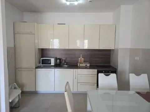 Moderna kuhinja sa svijetlim elementima i trpezarijskim stolom. - image 3