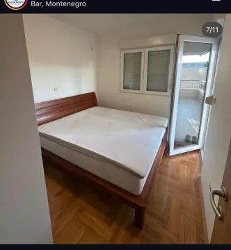 Spavaća soba sa bračnim krevetom i izlazom na terasu. - image 3