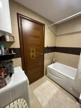 Kupatilo sa kadom, drvenim vratima i veš mašinom. - image 11