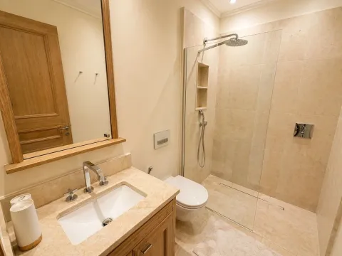 Izdavanje, dvosoban stan, 125m², Tivat, Crna Gora - image 10