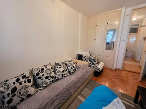 Dnevna soba sa garniturom i ugradnim ormarom. - image 13