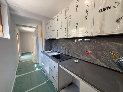 Nova kuhinja u fazi montaže sa zaštitnom folijom na elementima. - image 2