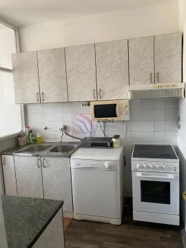 Manja kuhinja sa sudoperom, šporetom i visećim elementima. - image 5