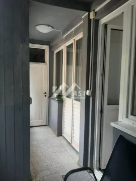 Natkriveni balkon sa popločanim podom i zatvorenim delom. - image 9