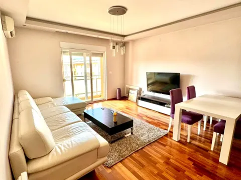 Izdavanje, jednosoban stan, 53m², City Kvart, Podgorica - image 1
