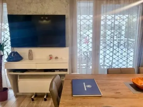 Rent, two bedroom apartment, 70m², Tivat, Crna Gora - image 5