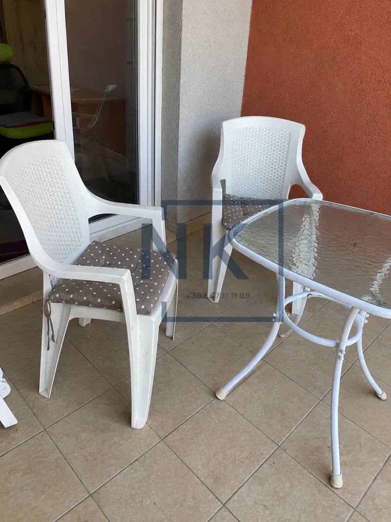 Manja terasa sa baštenskim stolom i dvije stolice.