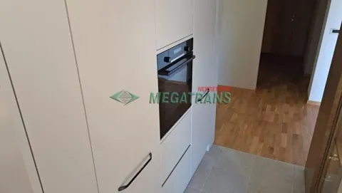 Pogled na bele kuhinjske elemente sa ugrađenom rernom. - image 9