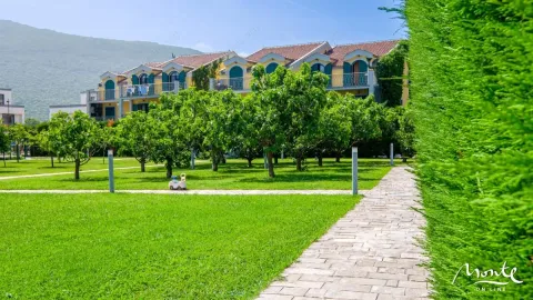Pogled na dvorište i zelenu površinu ispred zgrade sa stazom. - image 34