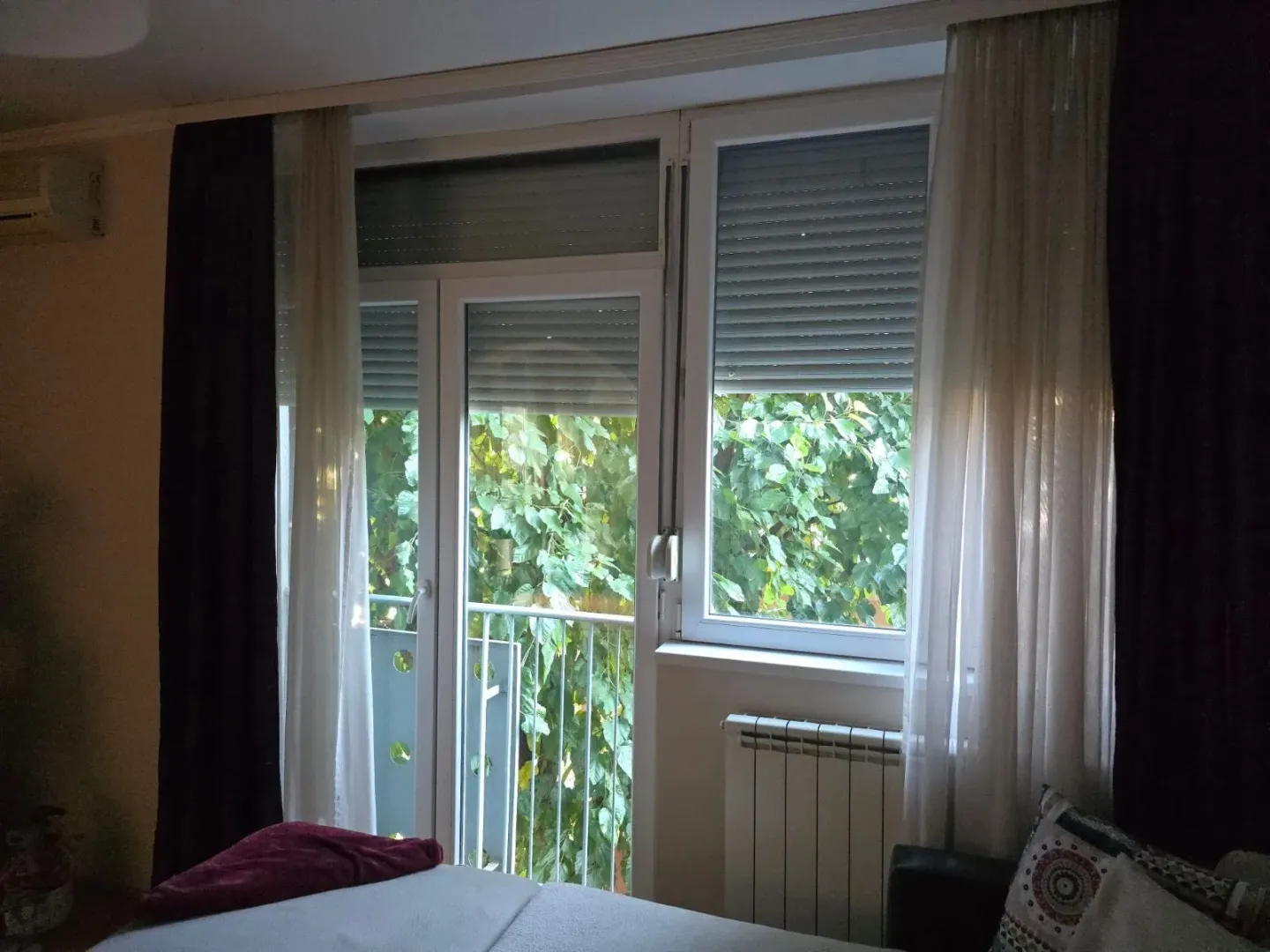 Pogled na prozor i balkonska vrata u spavaćoj sobi.