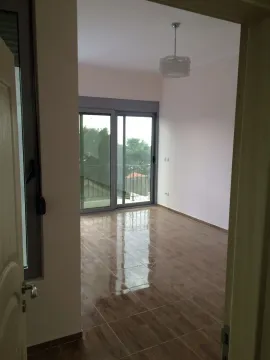 Prazna soba sa sjajnim pločicama i staklenim balkonskim vratima. - image 6