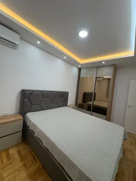 Namještena spavaća soba sa bračnim krevetom i ugradnim plakarom sa ogledalom. - image 7