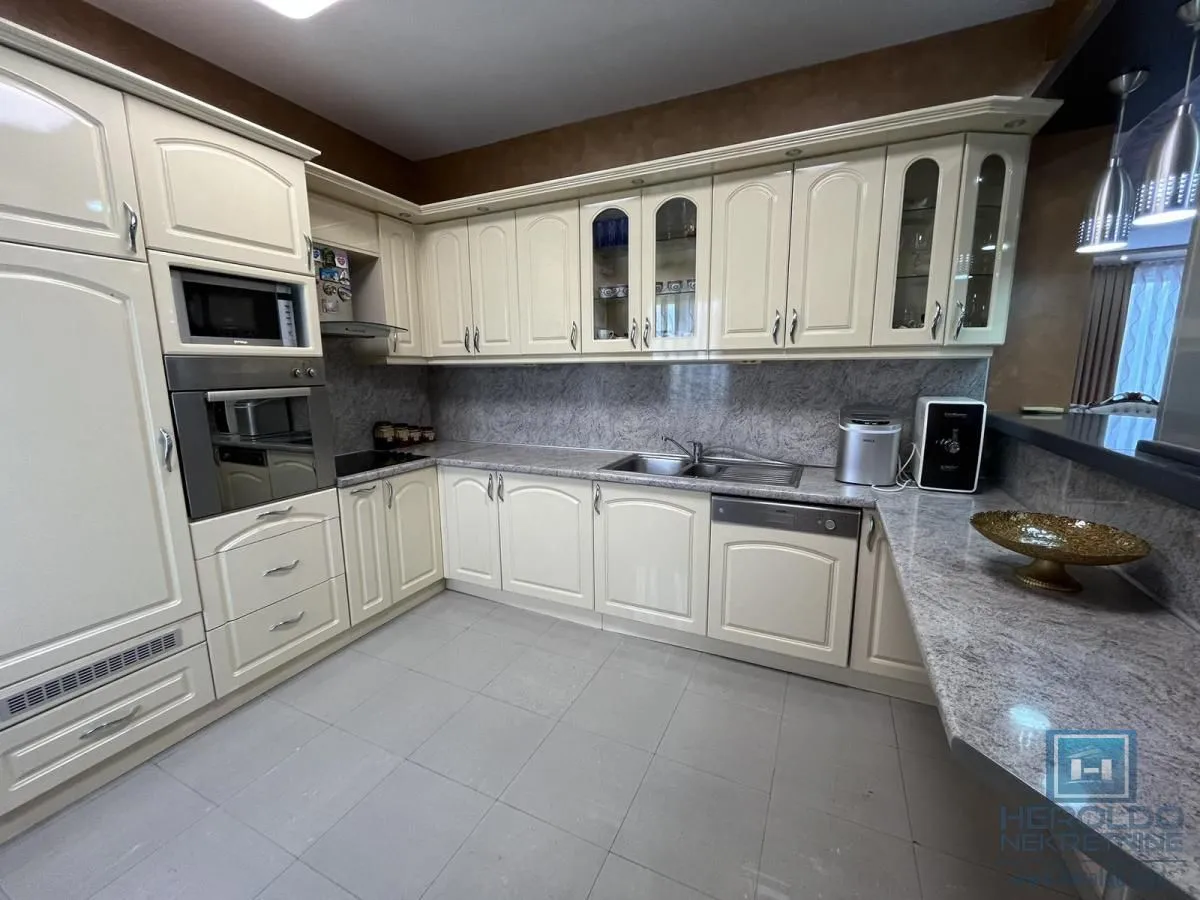 Prodaja, kuća, 302m², Vinorača, Jagodina