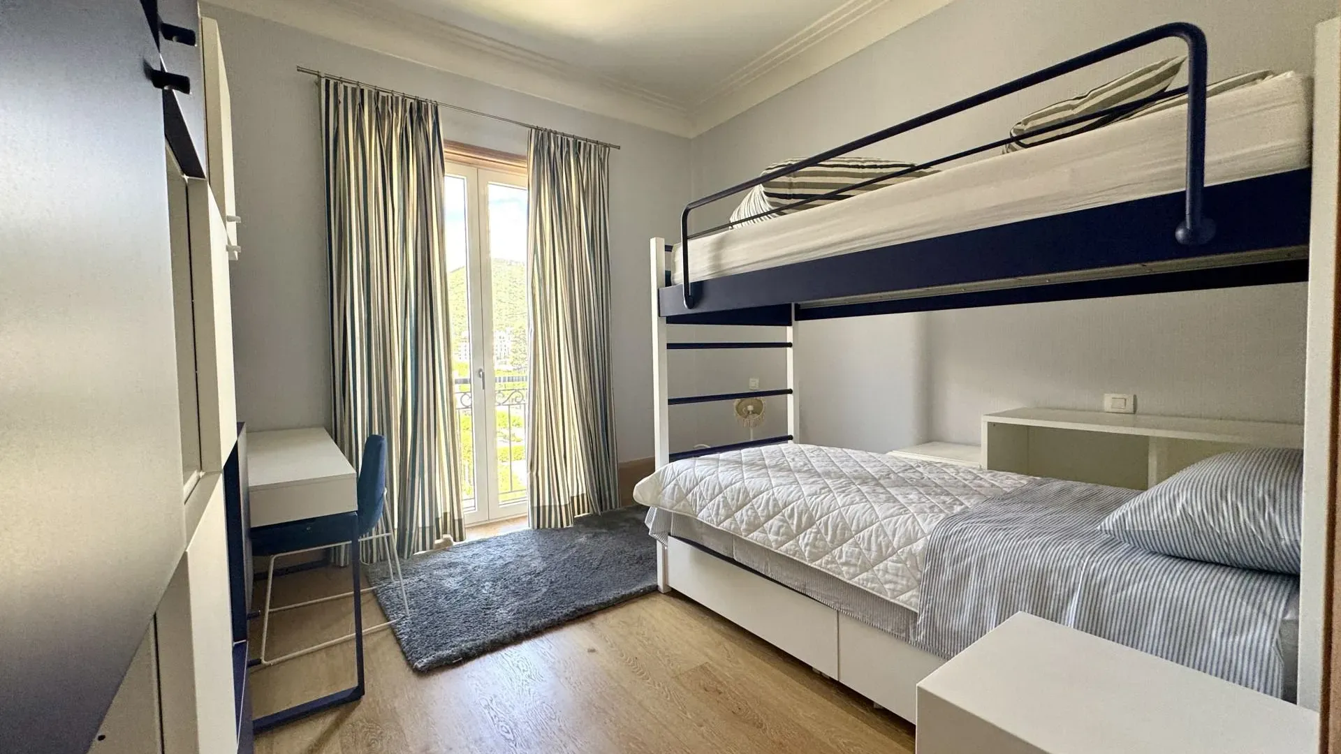 Izdavanje, trosoban stan, 223m², Porto Montenegro, Tivat
