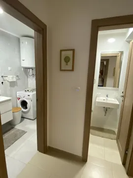 Pogled iz hodnika na kupatilo sa veš mašinom i odvojeni toalet. - image 12