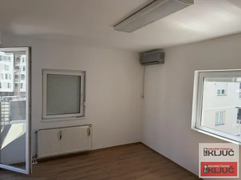 Prazna soba sa laminatom, radijatorom i klima uređajem. - image 7