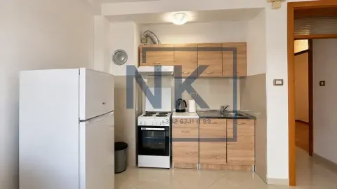 Manja kuhinja sa drvenim elementima, bijelim frižiderom i štednjakom. - image 3