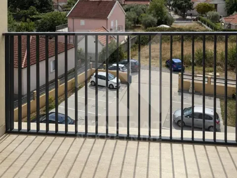 Pogled sa terase na parking prostor ispred zgrade. - image 11