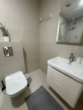 Savremeno opremljeno kupatilo sa umivaonikom, WC šoljom i ogledalom. - image 2