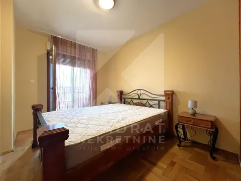 Namještena spavaća soba sa bračnim krevetom, drvenim podom i izlazom na terasu. - image 5