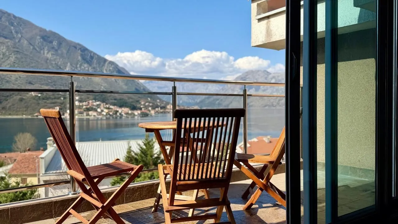 Sale, two bedroom apartment, 60m², Dobrota, Kotor