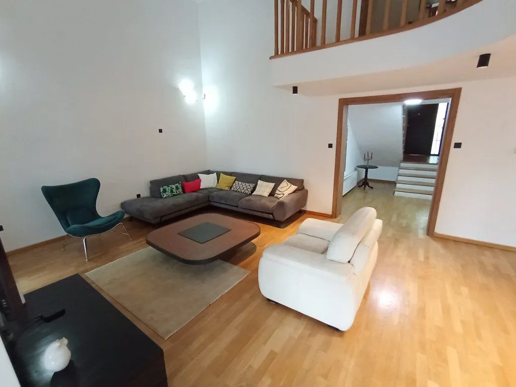 Izdavanje, kuća, 300m², Gorica C, Podgorica