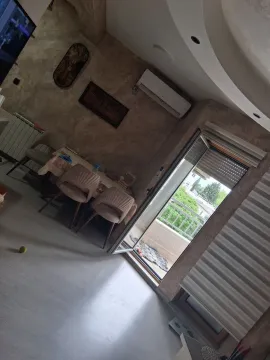 Dnevna soba sa trpezarijskim stolom i izlazom na terasu. - image 7