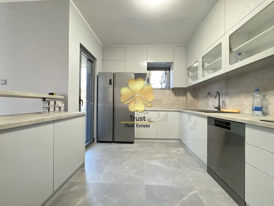 Prodaja, kuća, 320m², Zlatica, Podgorica