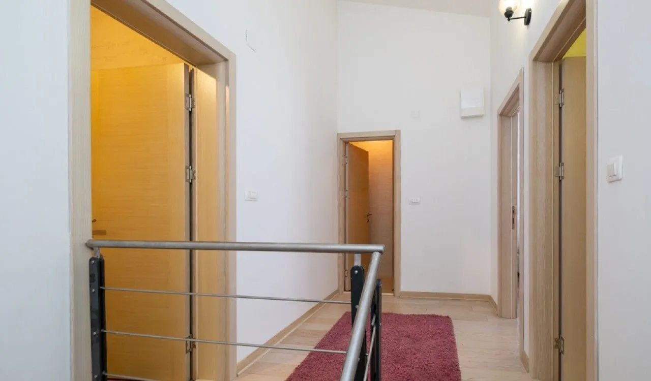 Izdavanje, dvosoban stan, 105m², Momišići, Podgorica