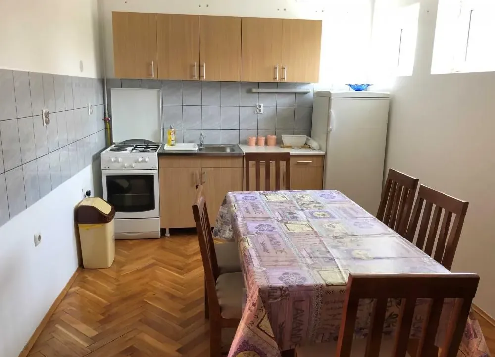 Izdavanje, trosoban stan, 115m², Centar, Inđija