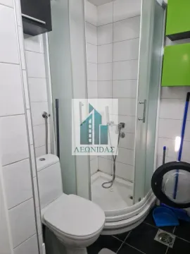 Manje kupatilo sa tuš kabinom i belim sanitarijama. - image 10