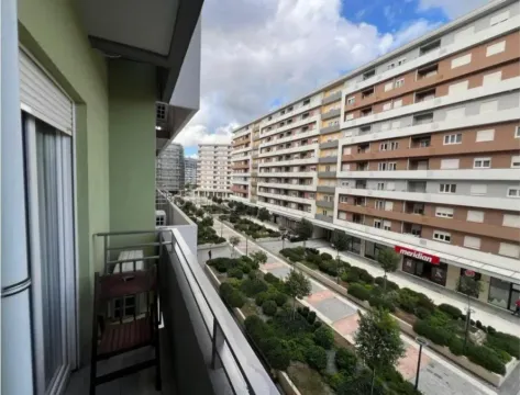 Pogled sa balkona na naselje i okolne zgrade. - image 3