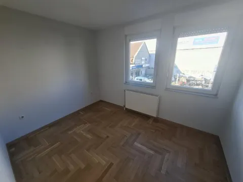 Prazna soba sa parketom i dva prozora. - image 10