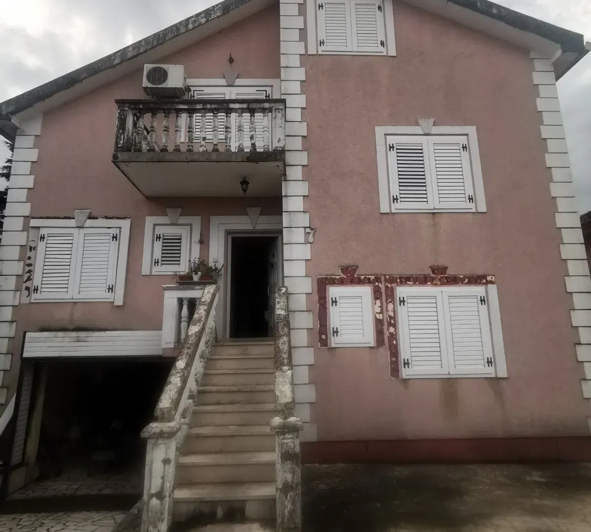 Prodaja, kuća, 335m², Podgorica, Crna Gora