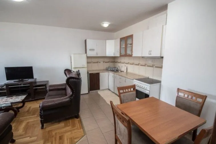 Izdavanje, dvosoban stan, 60m², Kod Big Fashion-a, Podgorica