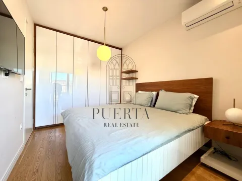 Moderna spavaća soba sa bračnim krevetom, ugradnim plakarom i klima uređajem. - image 10