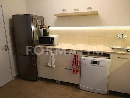 Manja kuhinja sa frižiderom, mašinom za pranje sudova i radnom površinom. - image 7