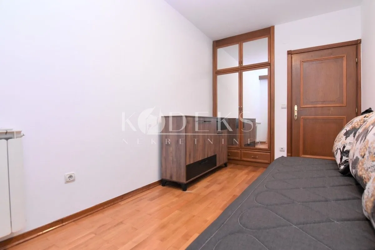 Izdavanje, dvosoban stan, 75m², Stara Varoš, Podgorica