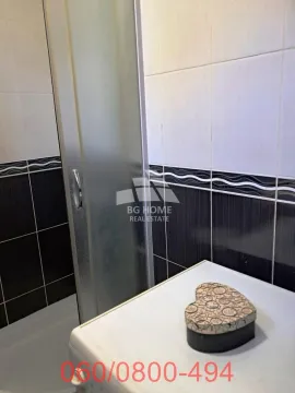 Pogled na kupatilo sa tuš kabinom i keramičkim pločicama. - image 13
