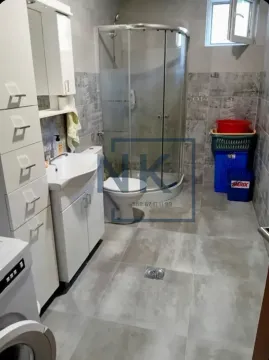 Kupatilo opremljeno tuš kabinom, umivaonikom, toaletom i pratećim ormarićima. - image 10