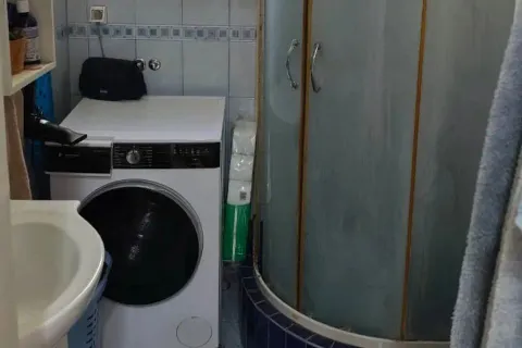 Manje kupatilo sa tuš kabinom i veš mašinom. - image 8