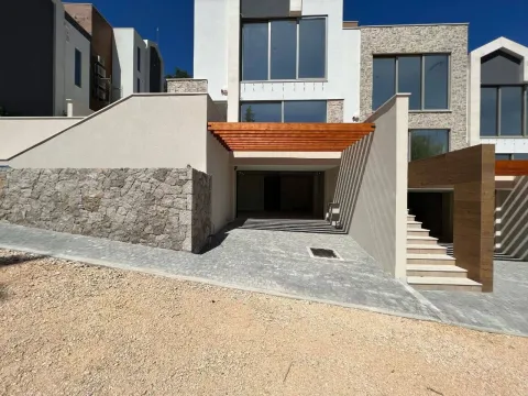 Eksterijer moderne stambene zgrade sa popločanim dvorištem i garažom. - image 25