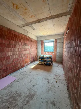 Prostorija u grubim radovima sa opekom i paletom građevinskog materijala. - image 2
