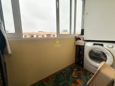 Zastakljeni balkon sa veš mašinom. - image 11
