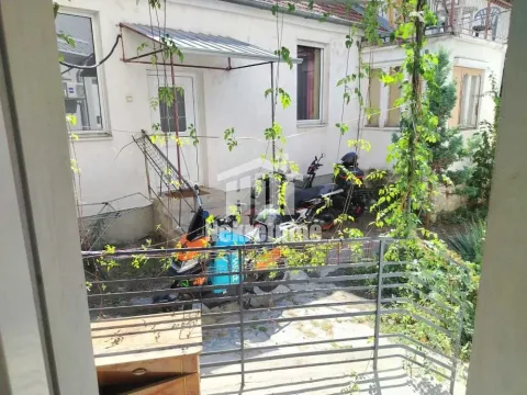 Pogled na dvorište i ulaz u kuću sa balkona. - image 12