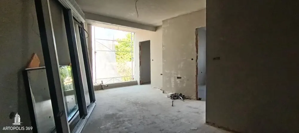 Pogled na nenamešten prostor u toku renoviranja ili izgradnje.