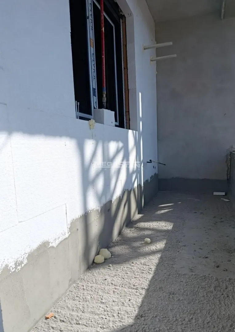 Pogled na spoljni deo zgrade u izgradnji sa izolacijom i ugrađenom stolarijom.